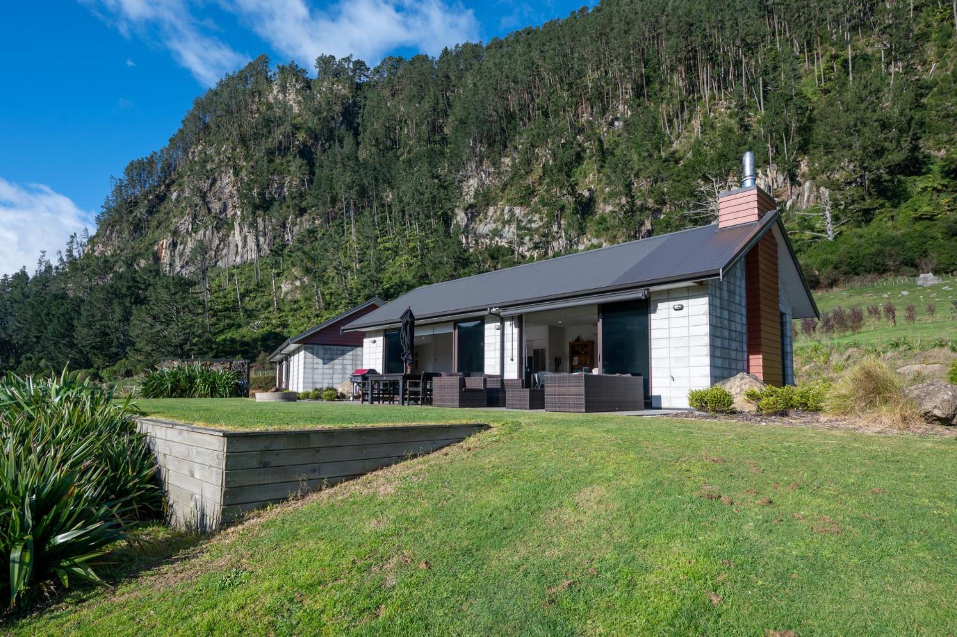 Lakehouse Retreat - Whakamaru Holiday Home view 3