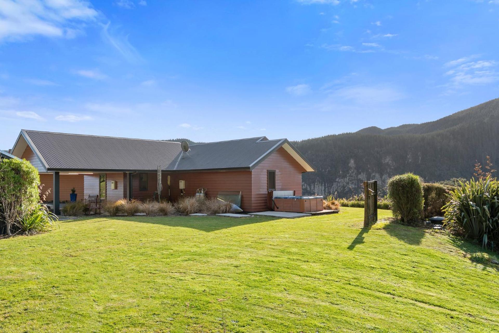 Lakehouse Retreat - Whakamaru Holiday Home view 4