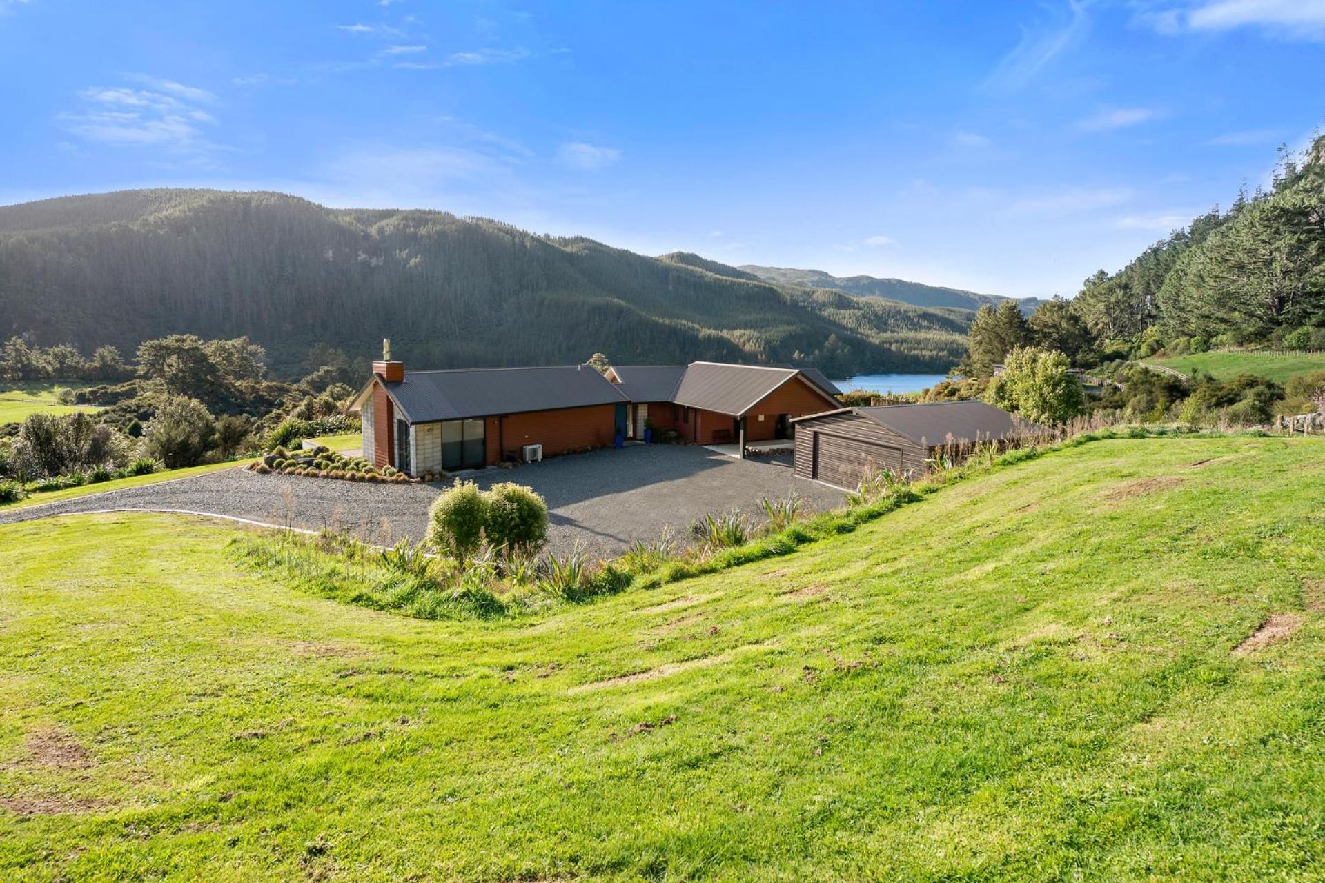 Lakehouse Retreat - Whakamaru Holiday Home view 5
