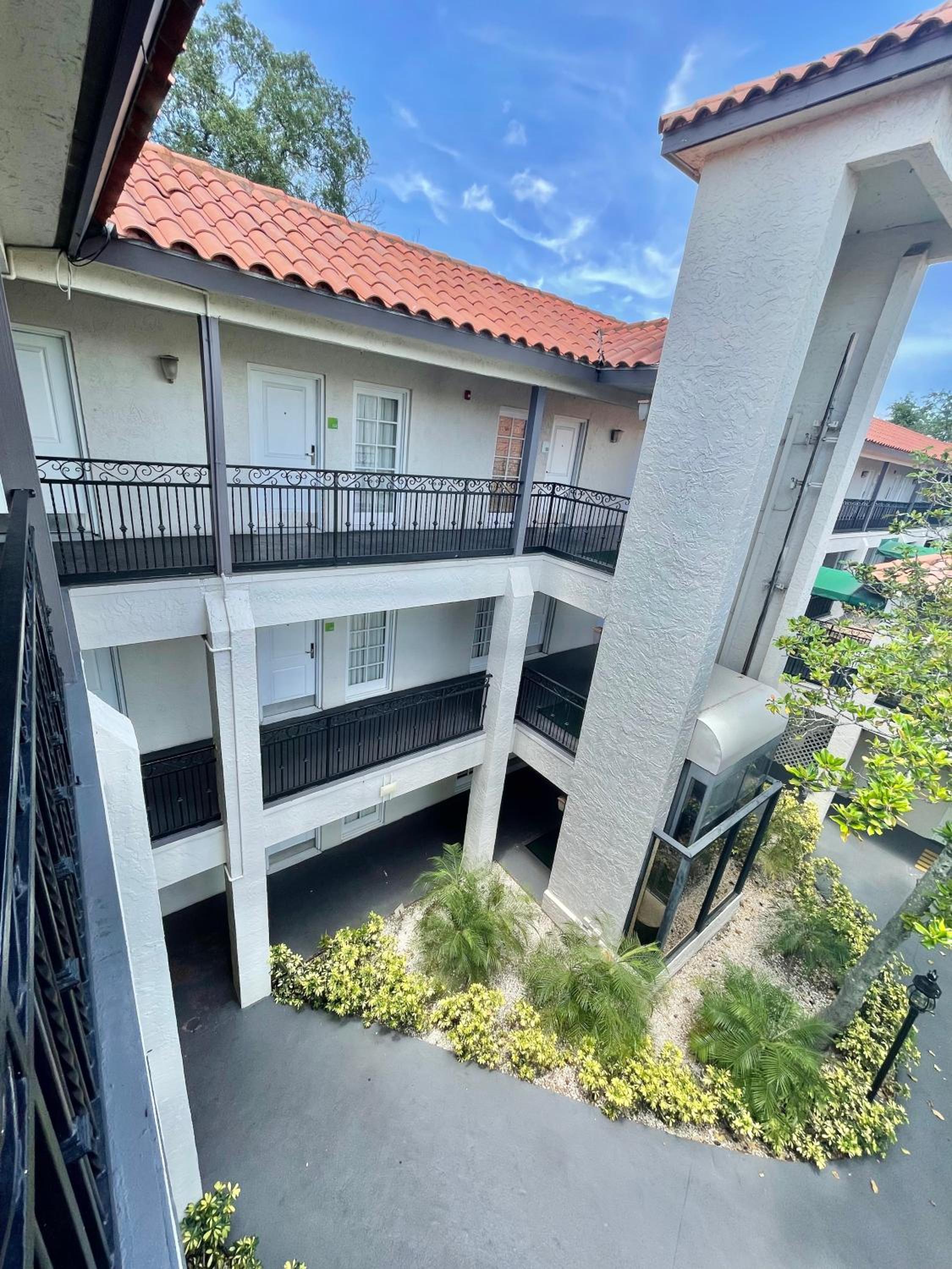 Red Roof Inn PLUS & Suites Tampa - Busch Gardens, Photo 8