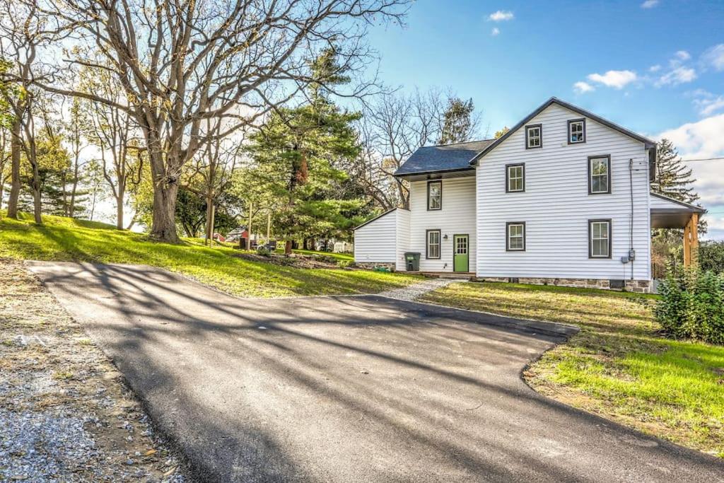 Beautiful Farmhouse close to Lanc Hershey Etown view 2