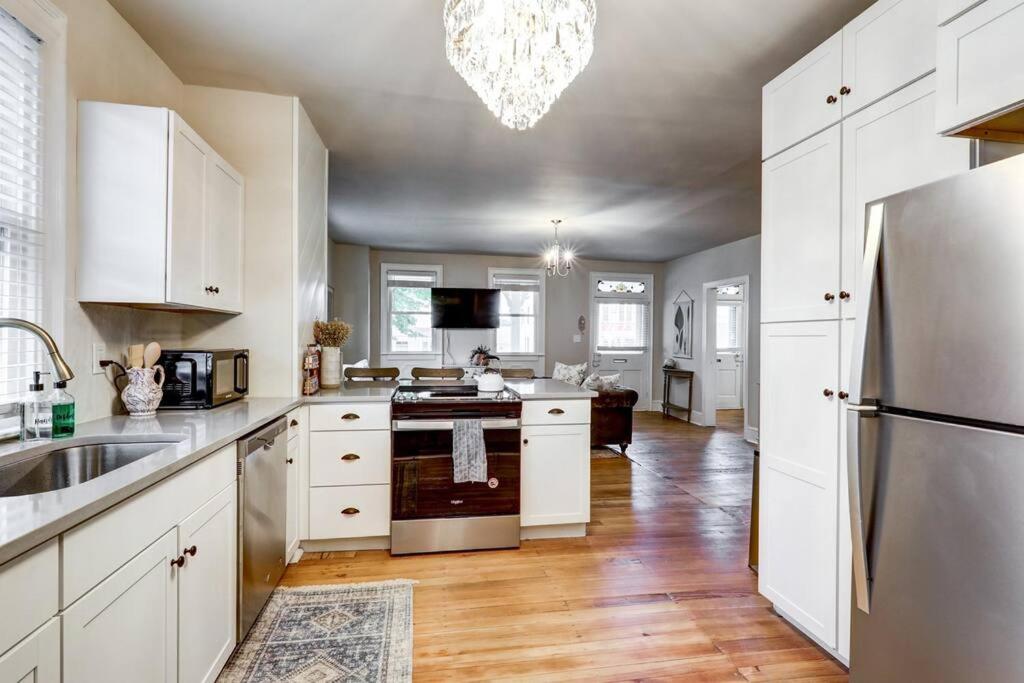 Victorian Manor on Main w 6 beds-10 mins to Lanc view 3