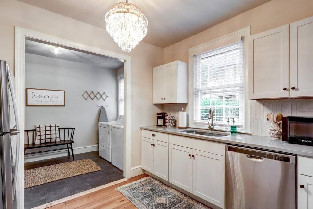 Victorian Manor on Main w 6 beds-10 mins to Lanc view 4