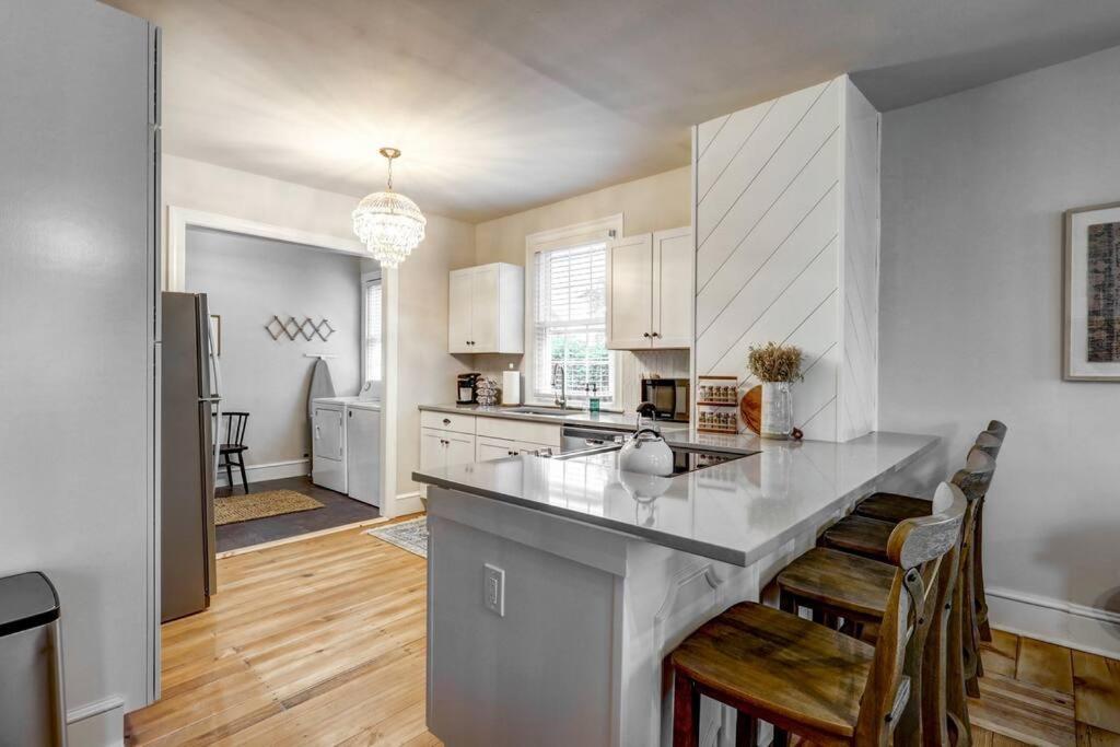Victorian Manor on Main w 6 beds-10 mins to Lanc view 5