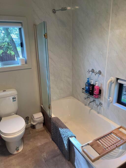 Annie’s on Ti Tree-Country bush private hideaway.