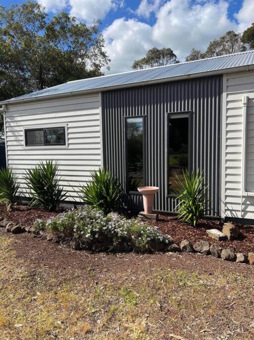 Annie’s on Ti Tree-Country bush private hideaway.