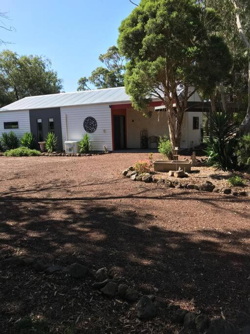 Annie’s on Ti Tree-Country bush private hideaway.