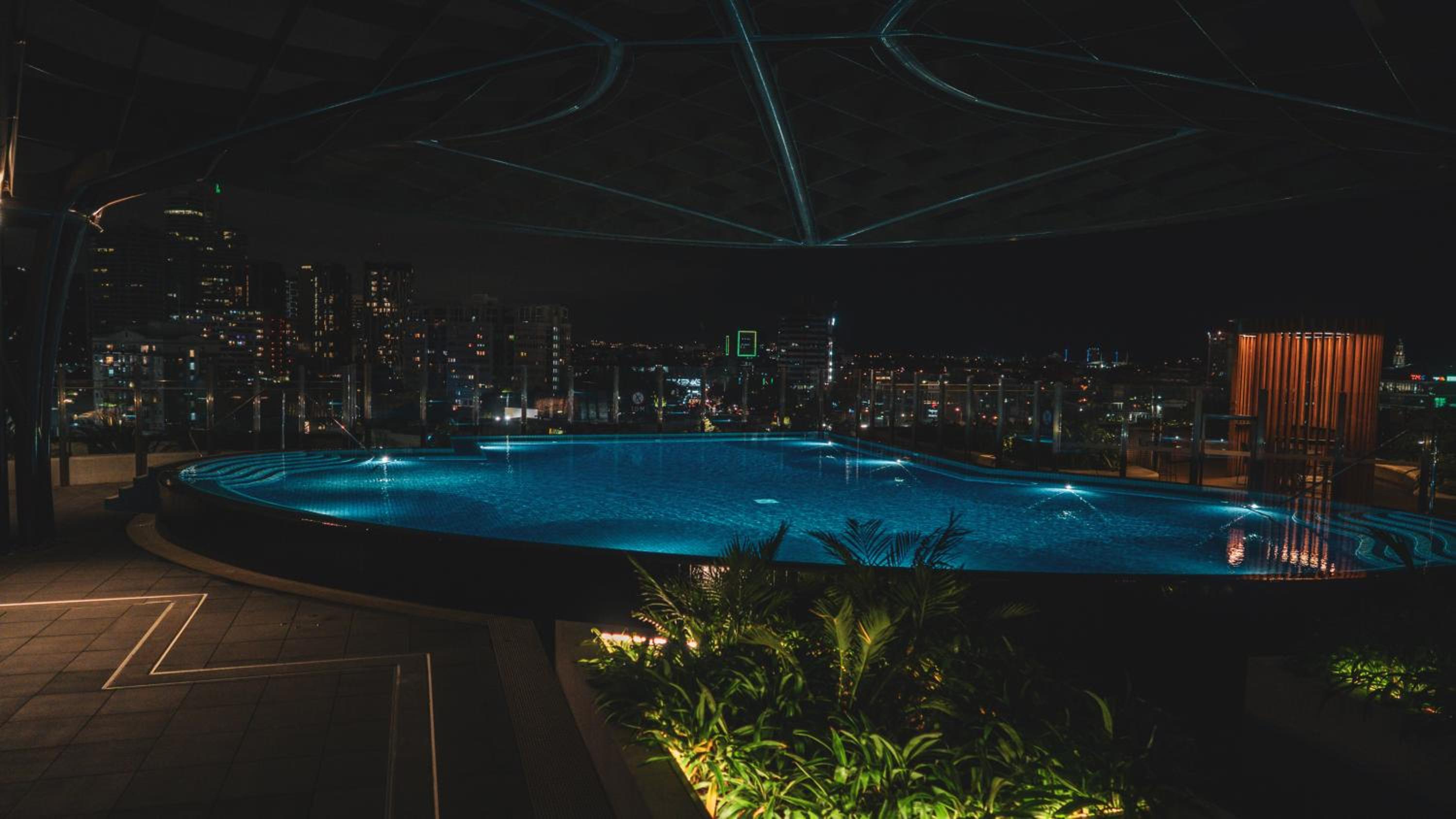 Hotel Luxe Panoramic 3 Bedroom Penthouse with onsite parking - Image 1