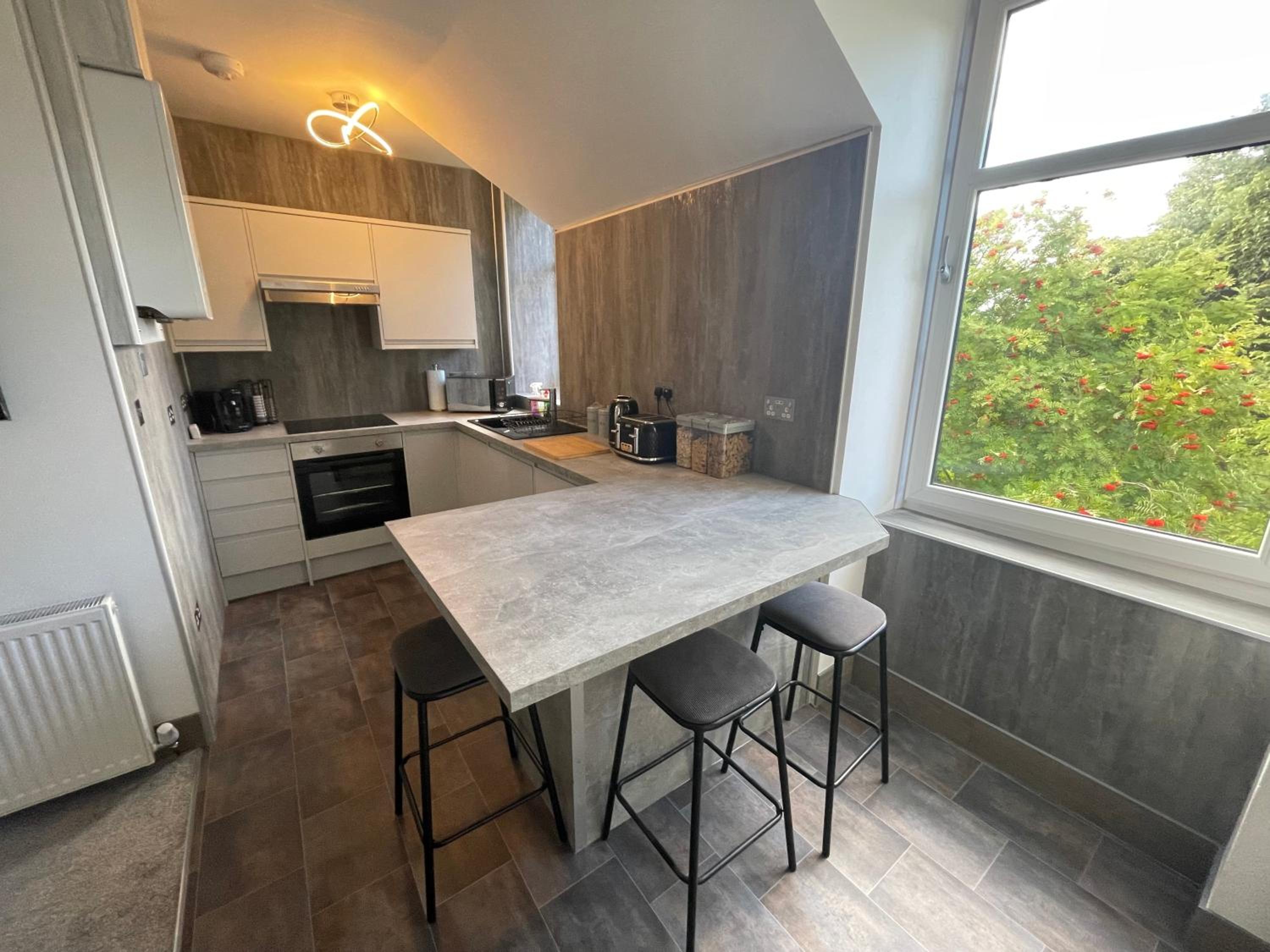 Crown àros beag, Ultra City Central 2 bedroom apartment with free parking onsite view 2