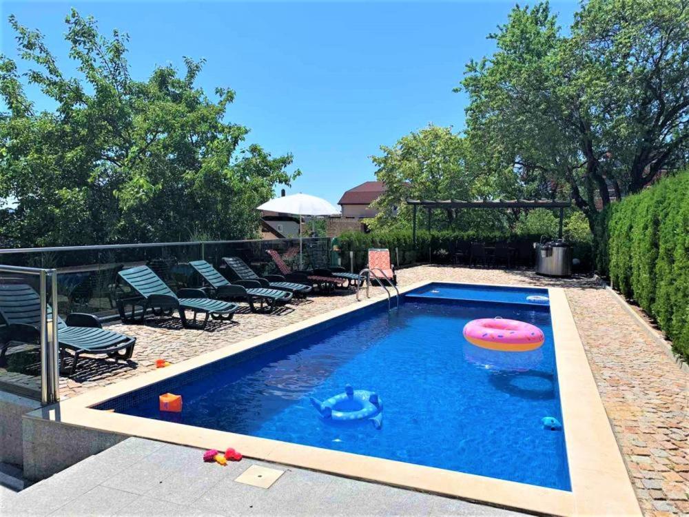 Seaview flat with pool & parking