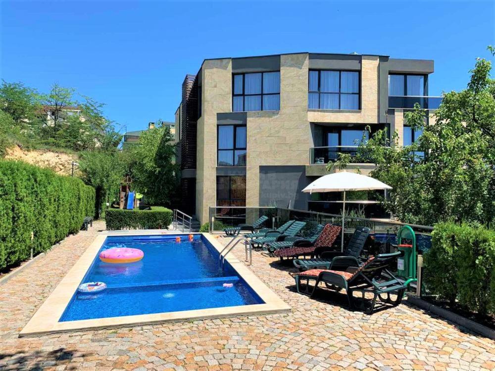 Seaview flat with pool & parking
