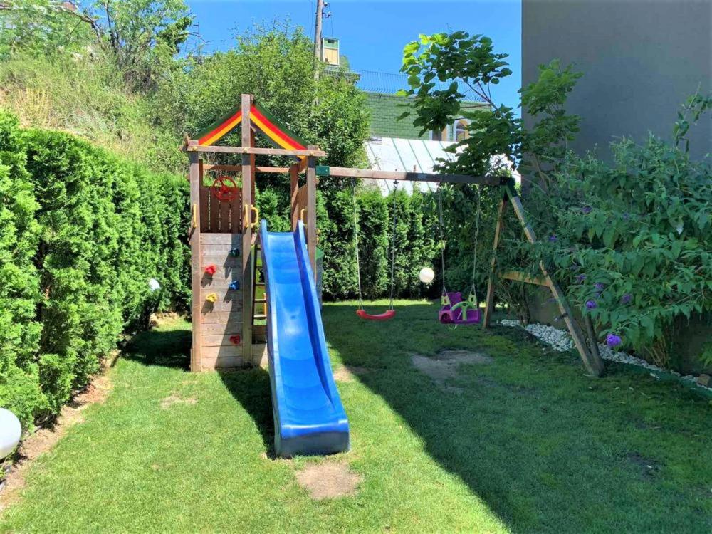 Seaview flat with pool & parking
