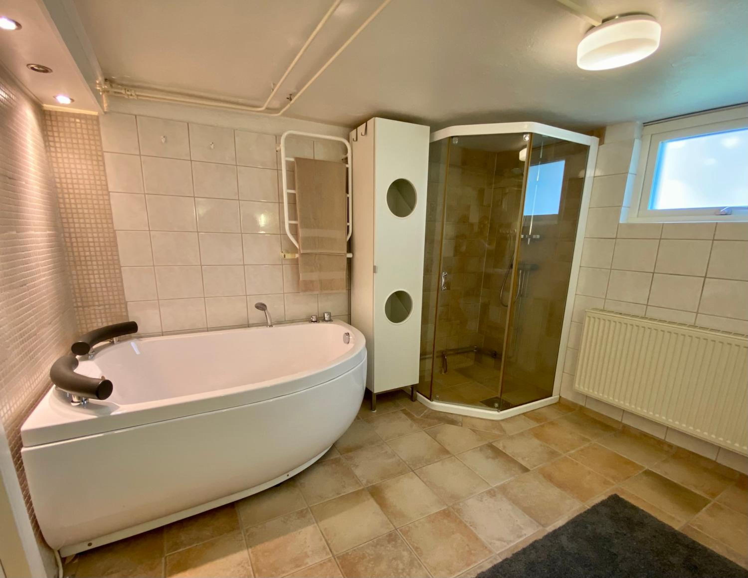 Lower floor of 50 sqm in nice villa with parking