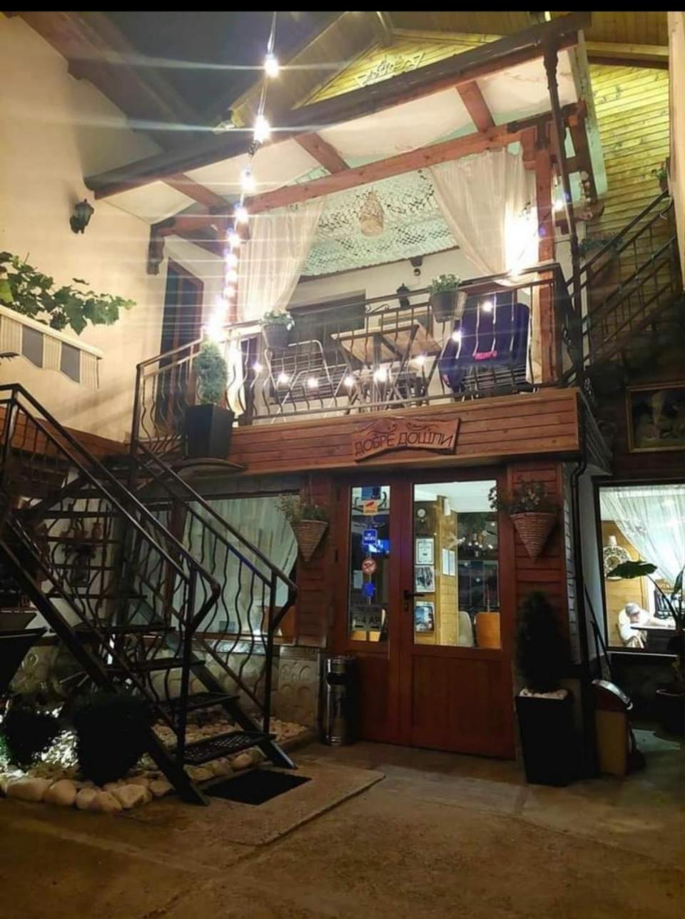 NIKI HOUSE