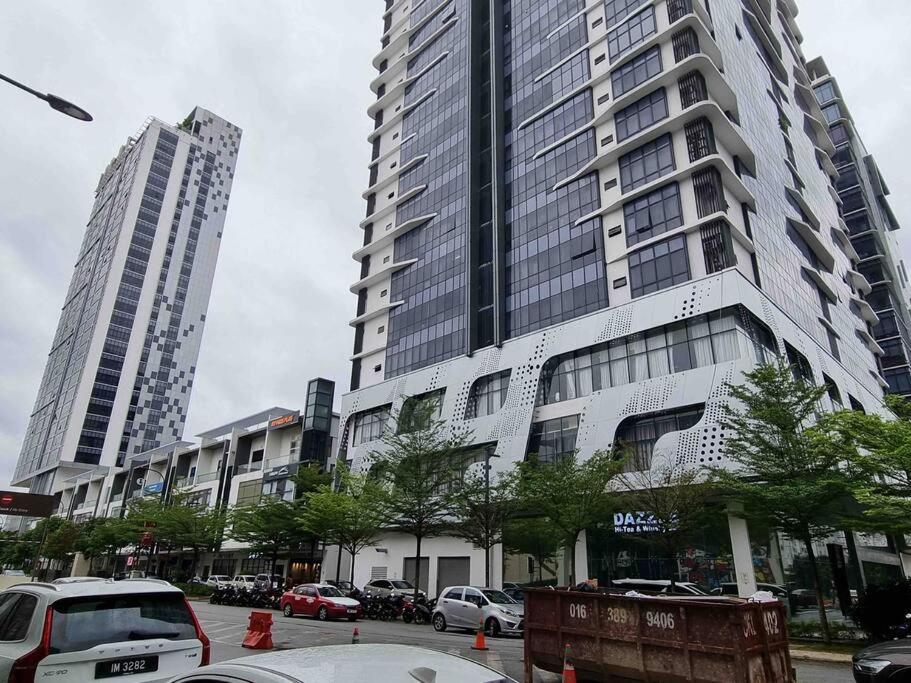 REVO near Pavilion2 Stadium Bukit Jalil 4-5pax