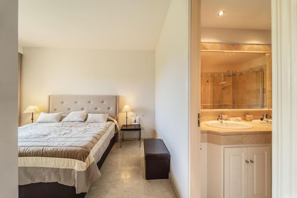Cozy 2 Bedroom apartment with stunning sea views view 4