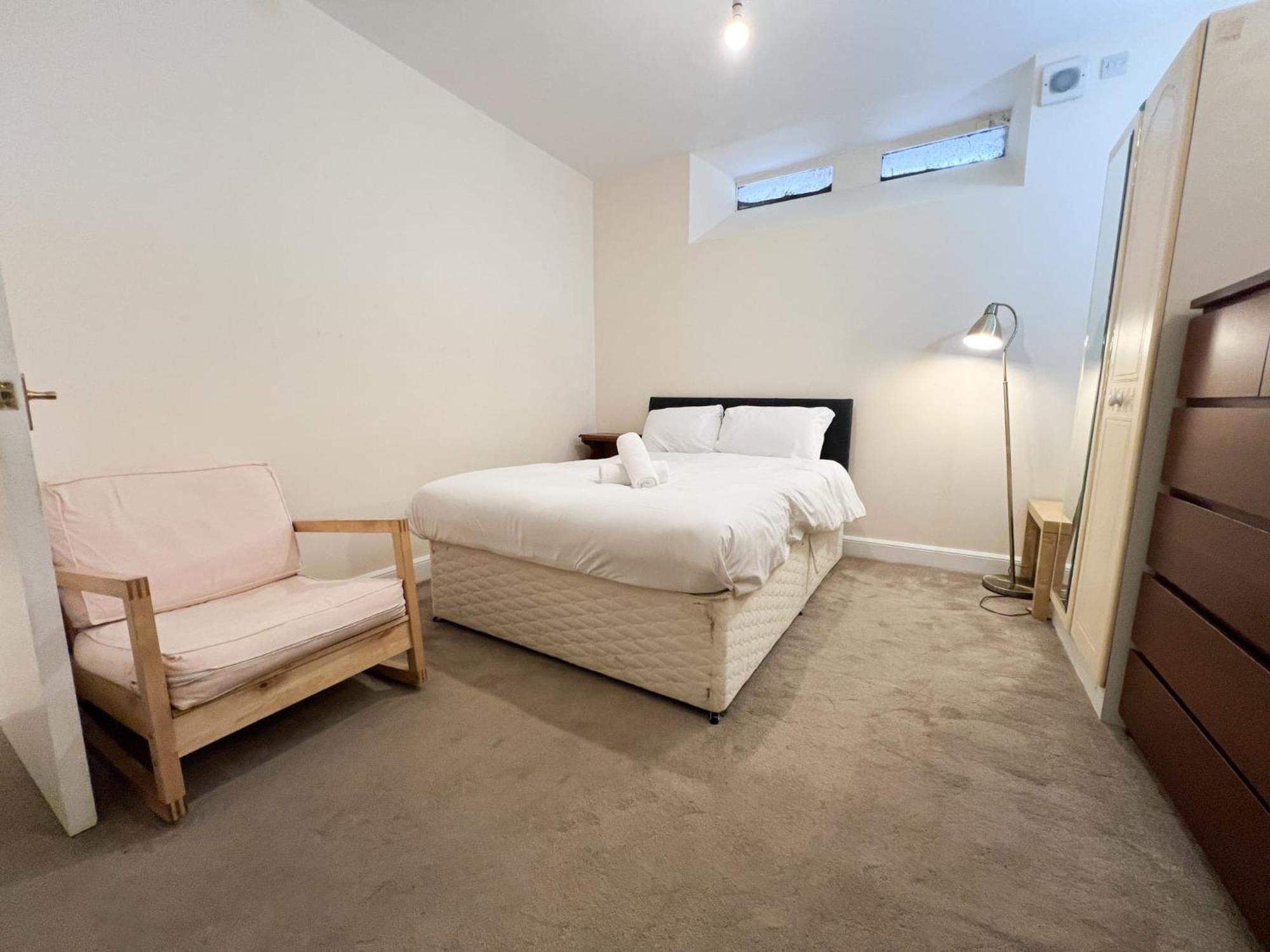Convenient 2BR Basement Flat in Leith view 2