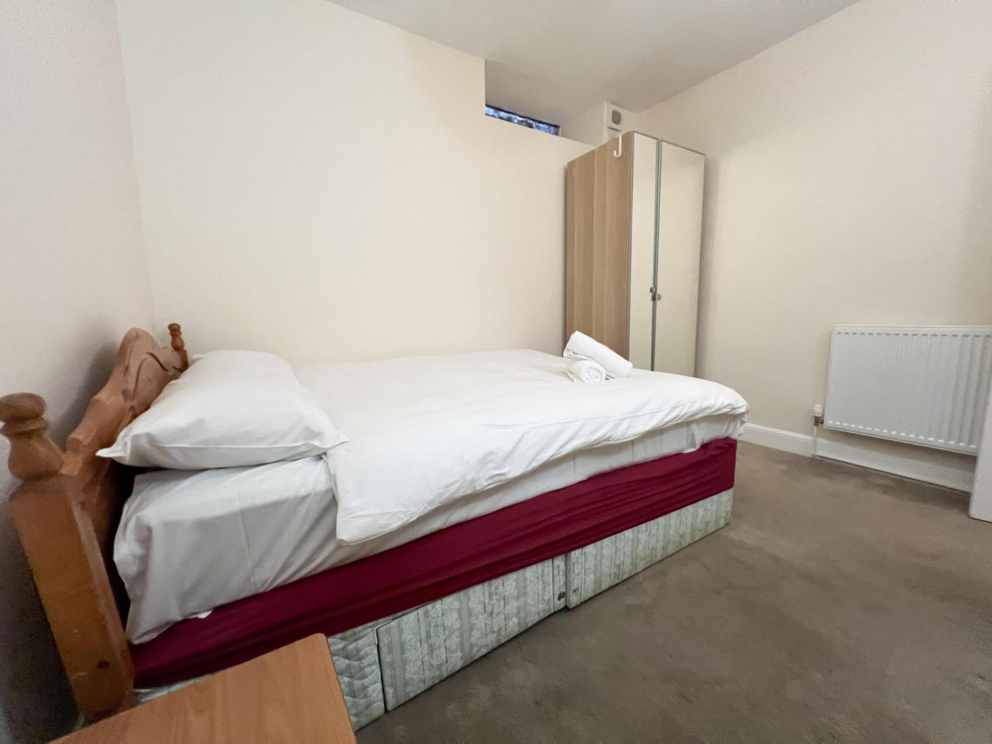 Convenient 2BR Basement Flat in Leith view 3