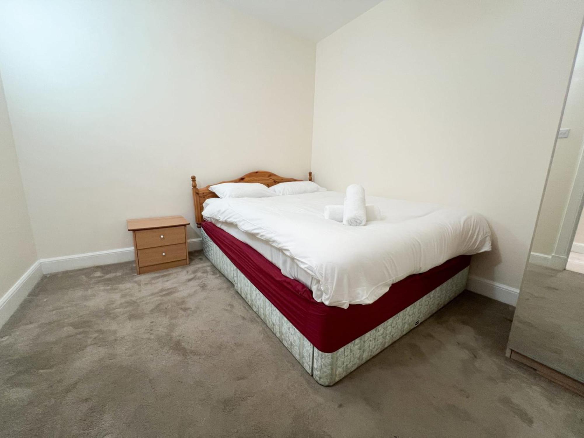 Convenient 2BR Basement Flat in Leith view 5
