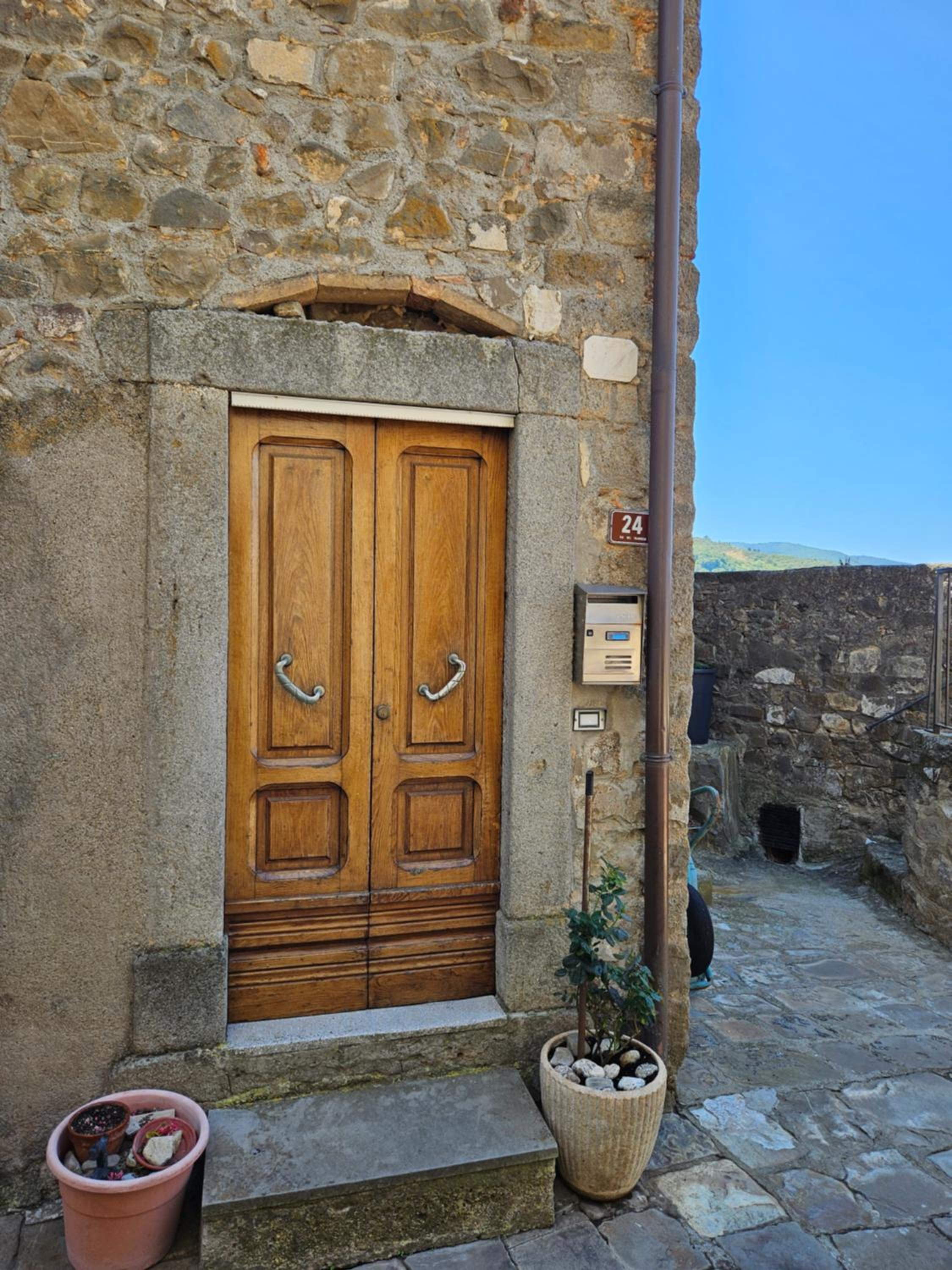 casa con 2 camere in borgo medievale view 4