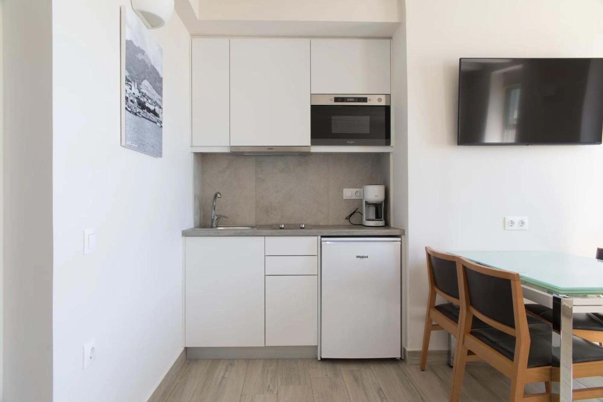 Zoe's Villa - Modern Karystos Apartments By The Port & Beach view 5