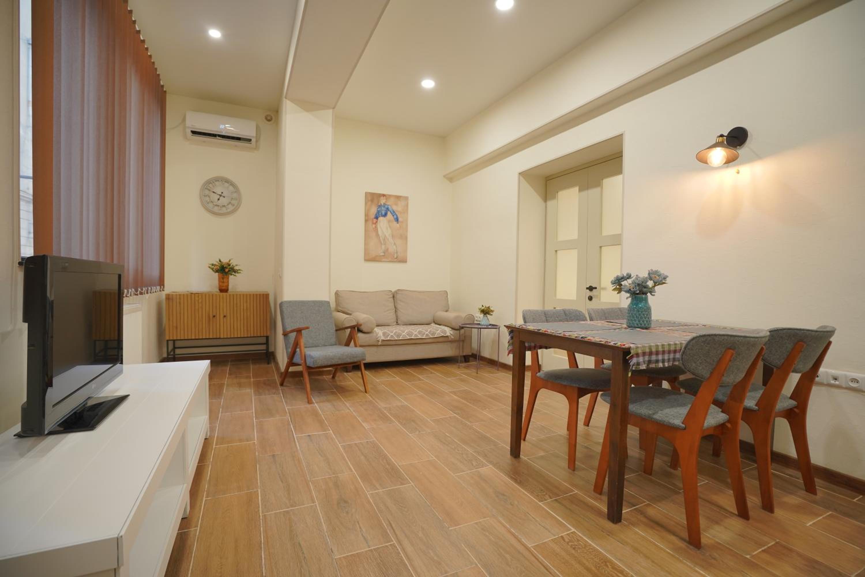 New Apartment Near Holiday Inn