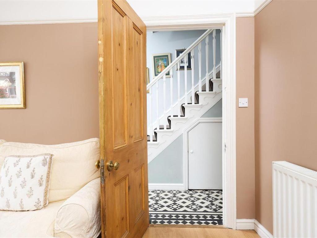 Comfortable Bristol Escape near Gloucester Road view 2