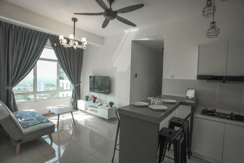 Crystal Luxury House 高级水晶屋 Near Jonker street photo 1