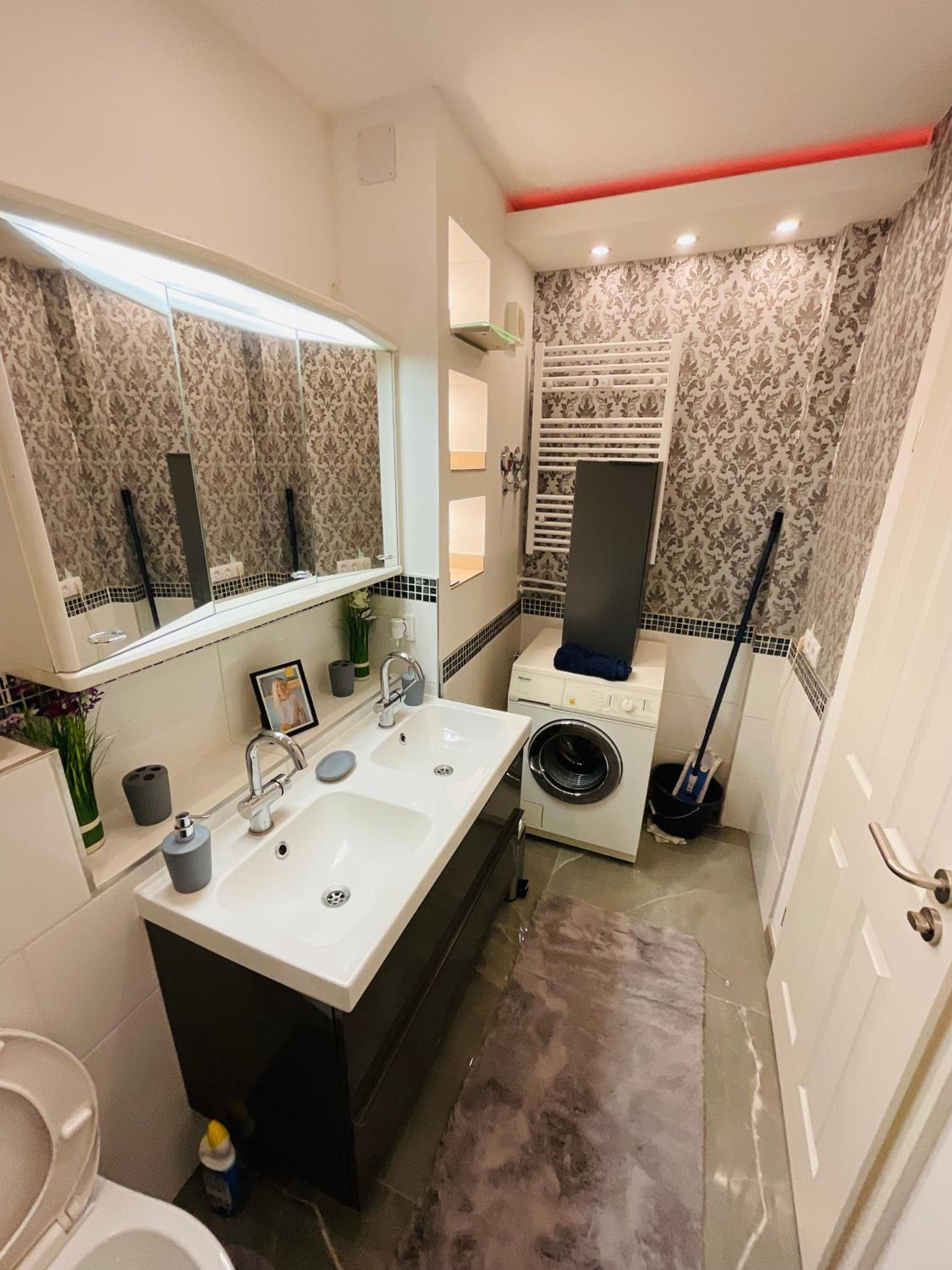 Best Central Apartment - am Marktplatz - Up to 5 - Next to Frankfurt and Hanau - Coffee and Snacks - Netflix, Prime, Disney