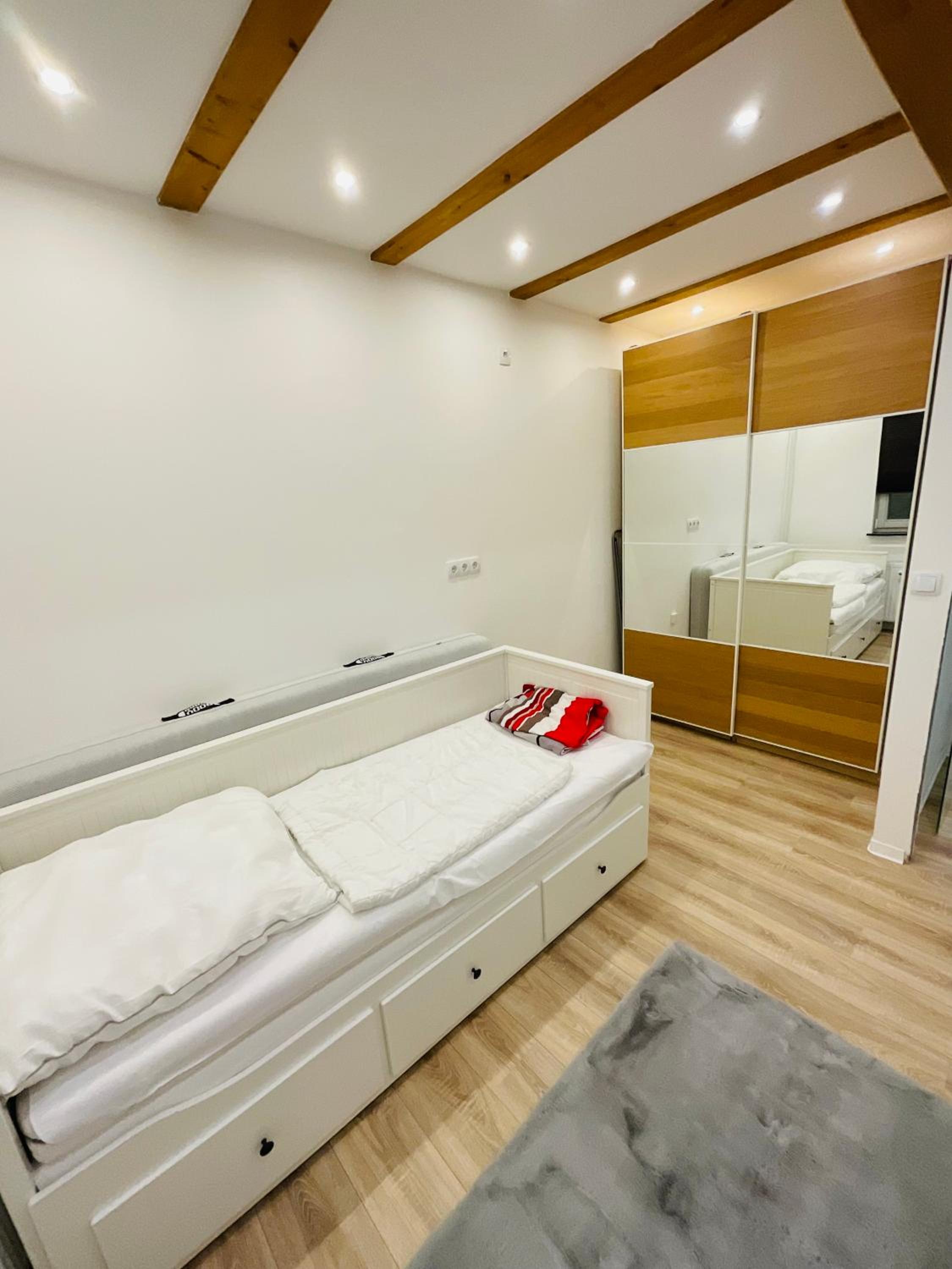 Best Central Apartment - am Marktplatz - Up to 5 - Next to Frankfurt and Hanau - Coffee and Snacks - Netflix, Prime, Disney