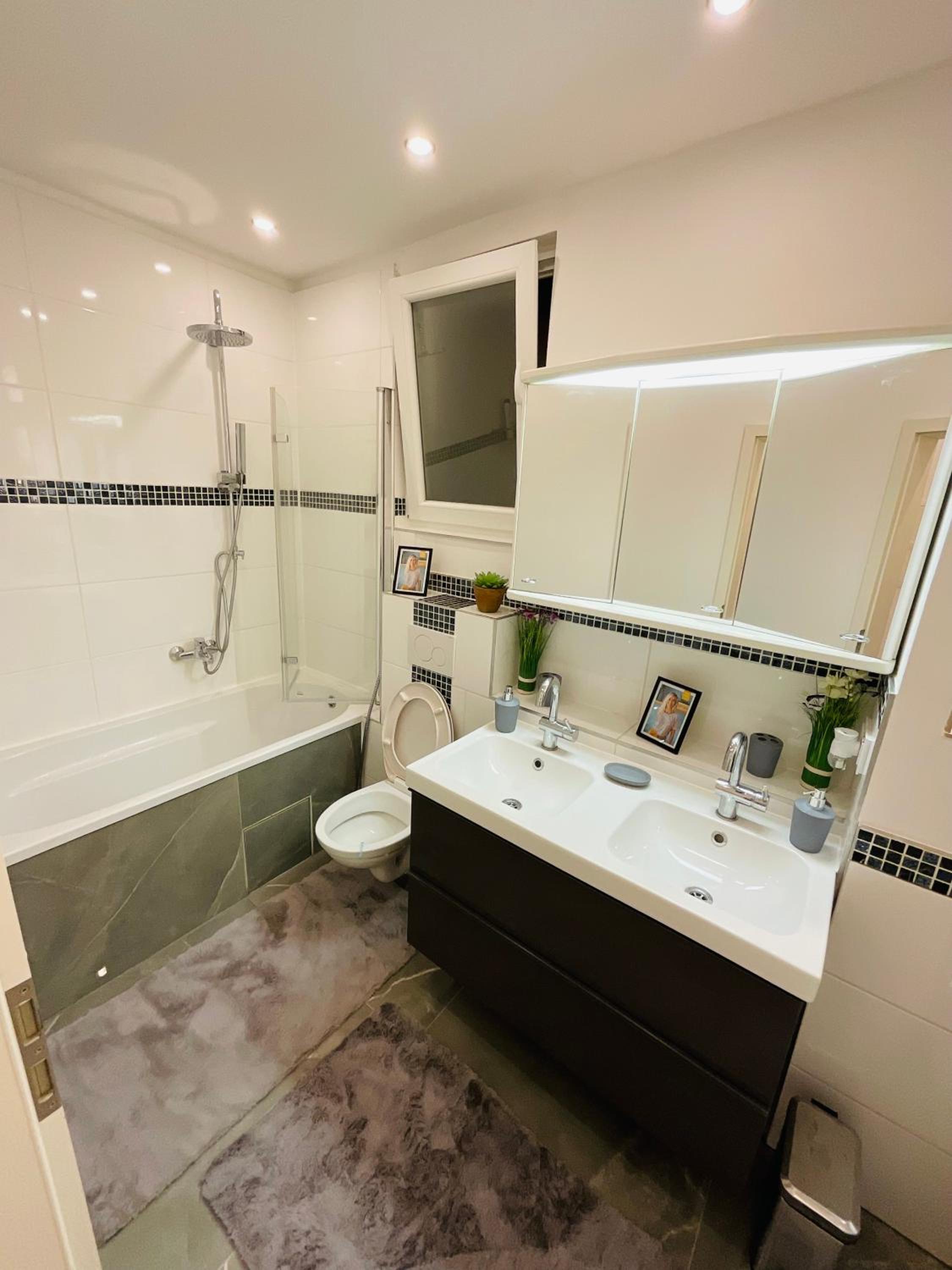 Best Central Apartment - am Marktplatz - Up to 5 - Next to Frankfurt and Hanau - Coffee and Snacks - Netflix, Prime, Disney