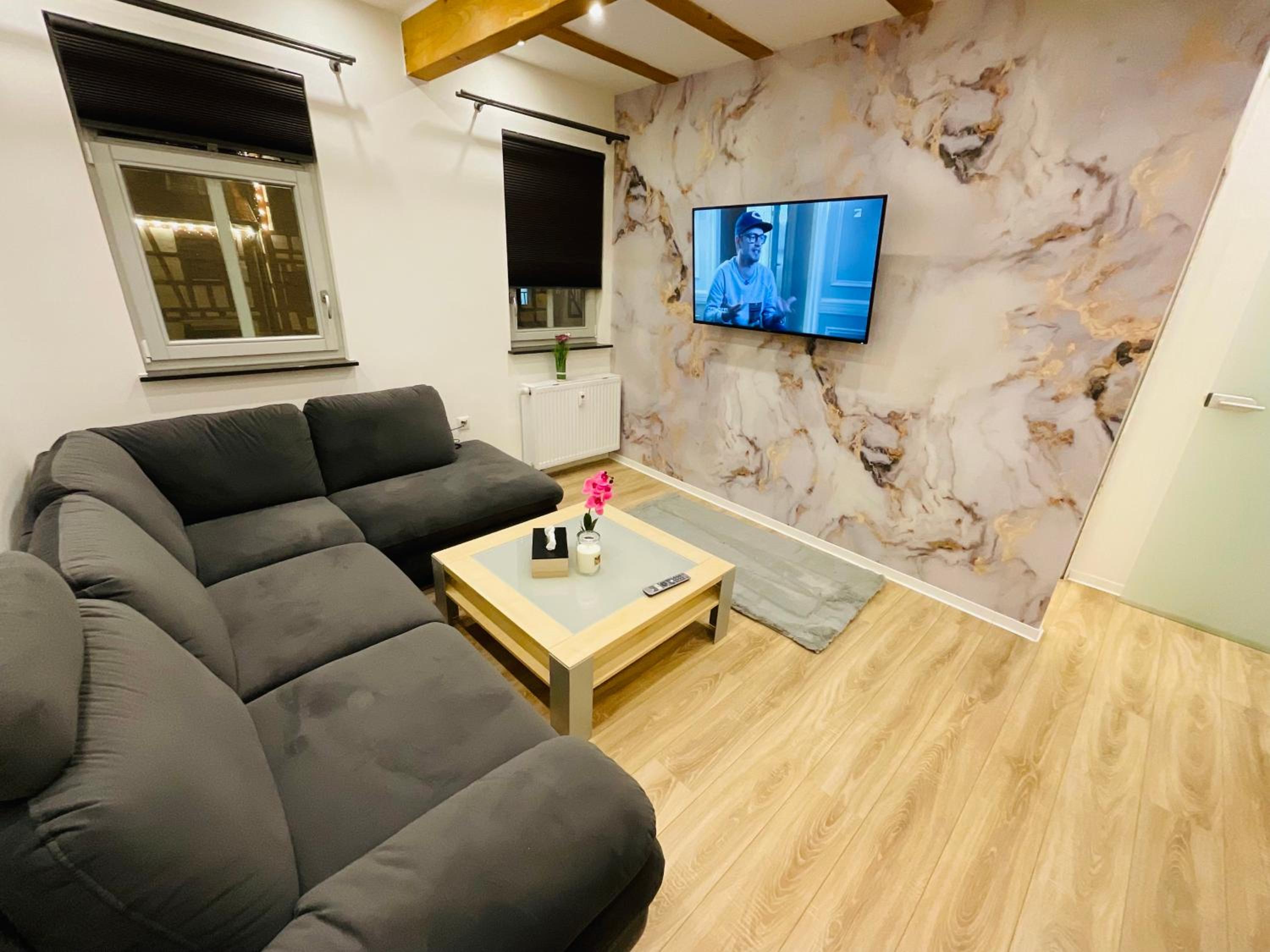 Best Central Apartment - am Marktplatz - Up to 5 - Next to Frankfurt and Hanau - Coffee and Snacks - Netflix, Prime, Disney