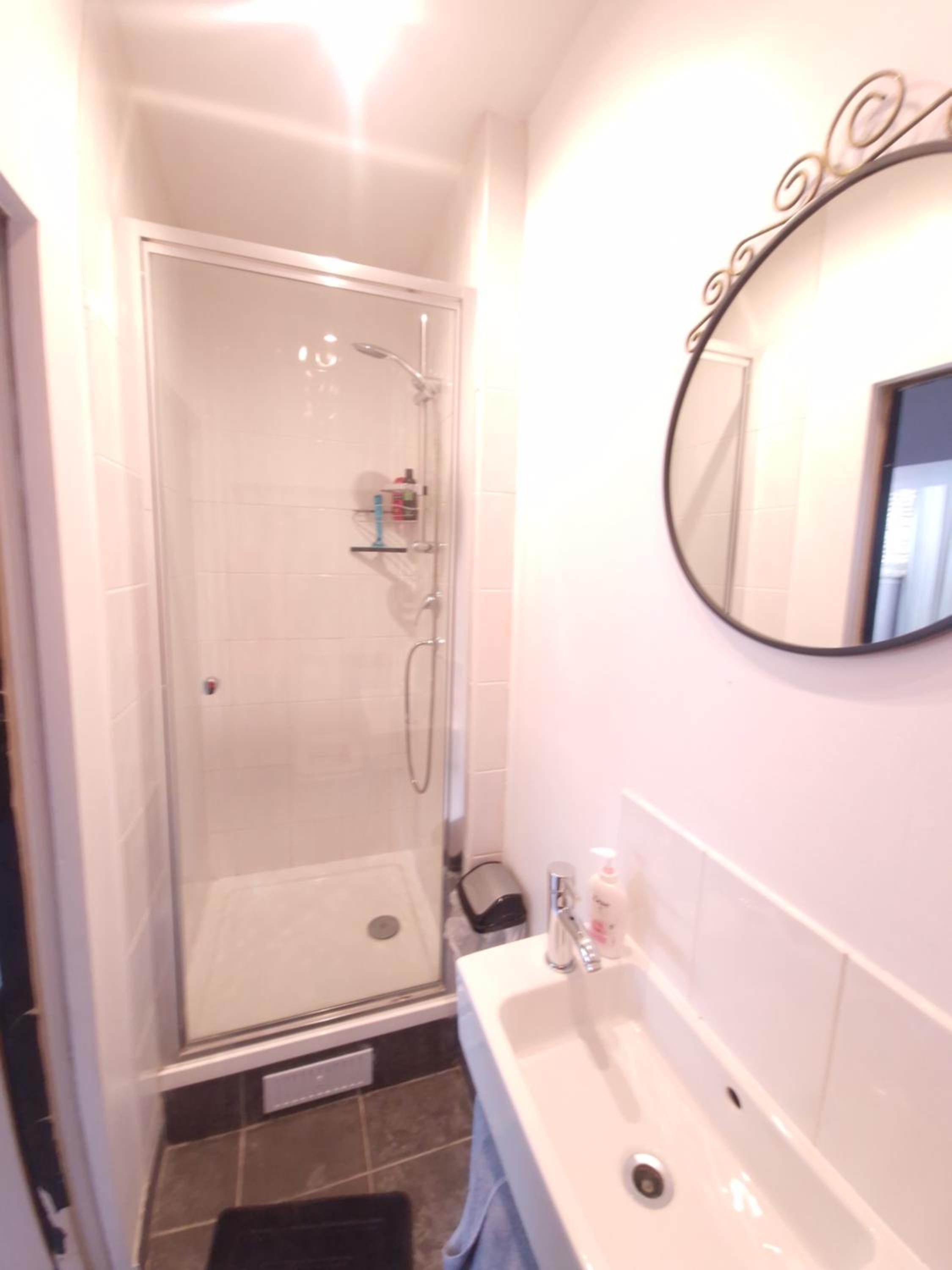 Large 2 bed flat with stylish spacious living and dinning area, with a fully equiped open plan kitchen