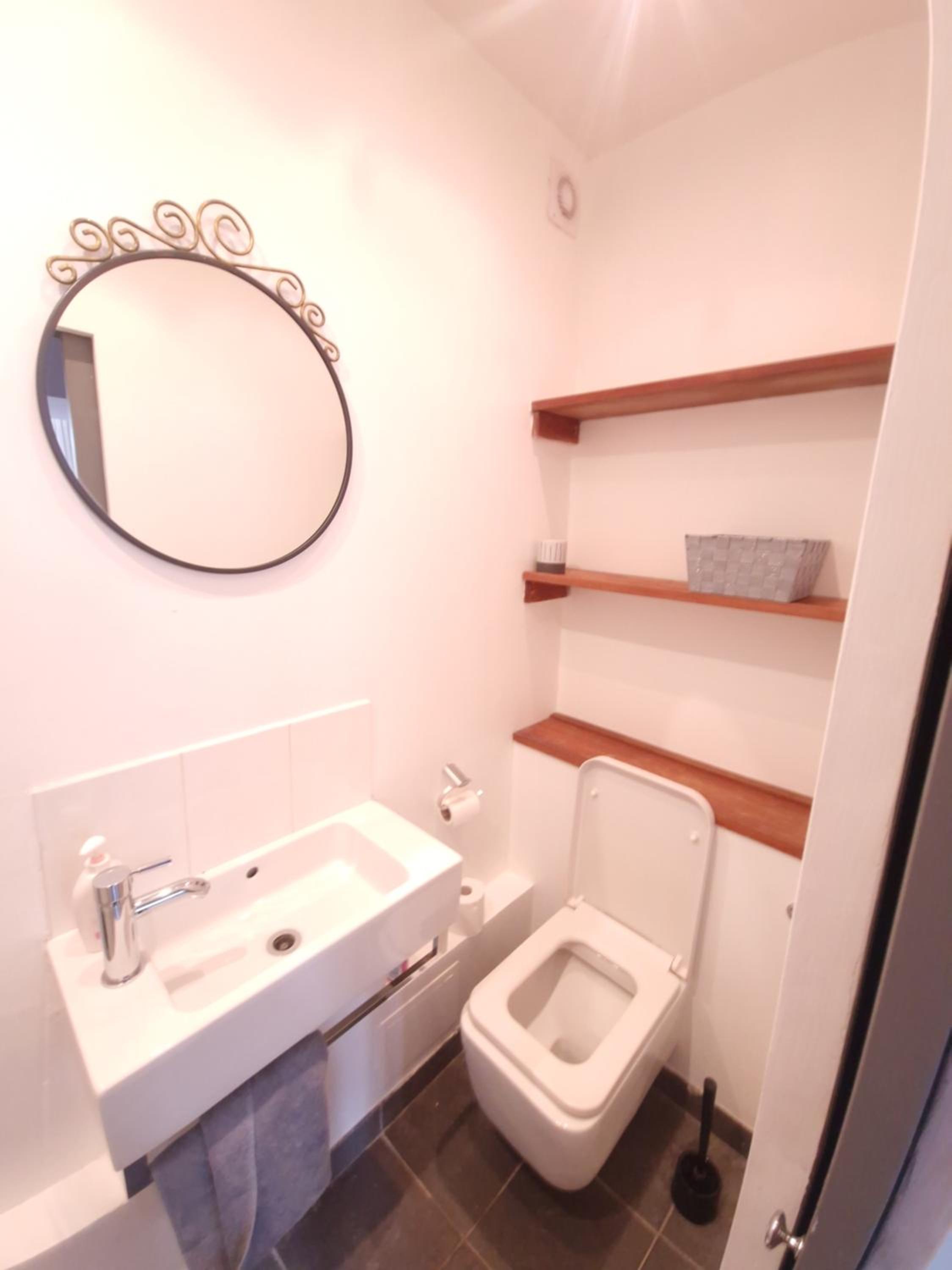 Large 2 bed flat with stylish spacious living and dinning area, with a fully equiped open plan kitchen