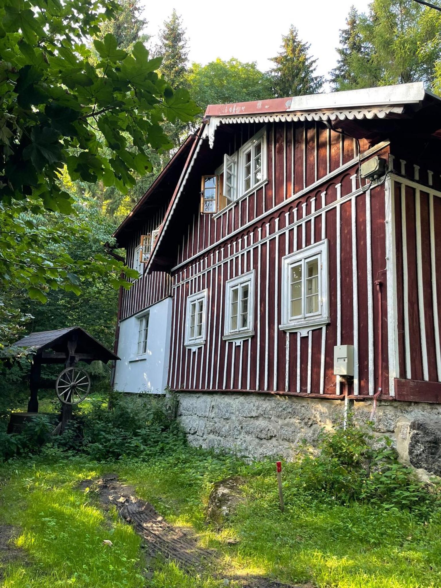 Roubenka u potoka Jizerské hory