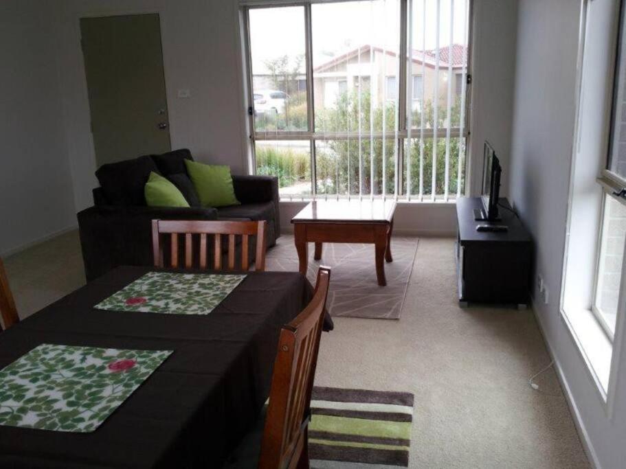 Entire 2BR sunny house @Franklin, Canberra