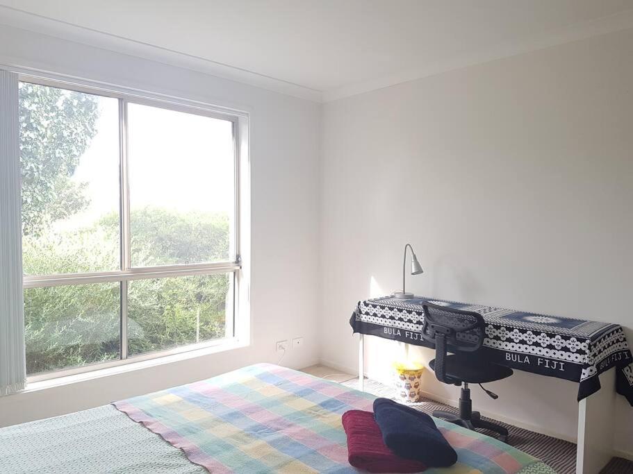 Entire 2BR sunny house @Franklin, Canberra