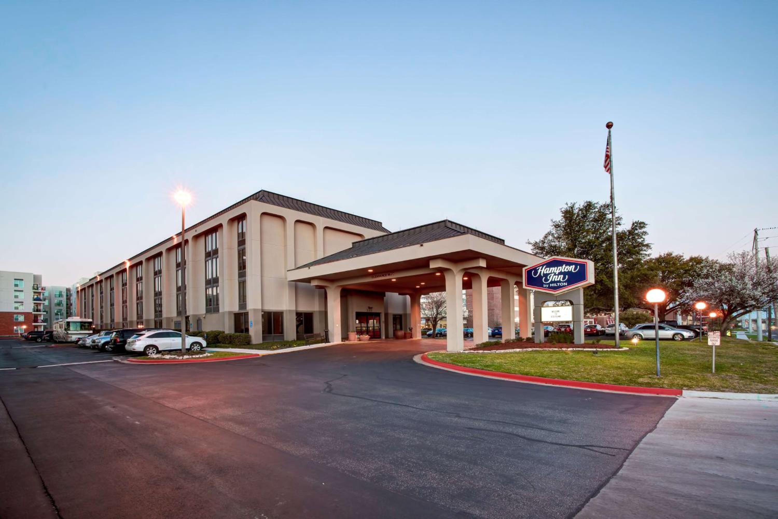Hotel Hampton Inn College Station-Near Texas A&M University - Image 1