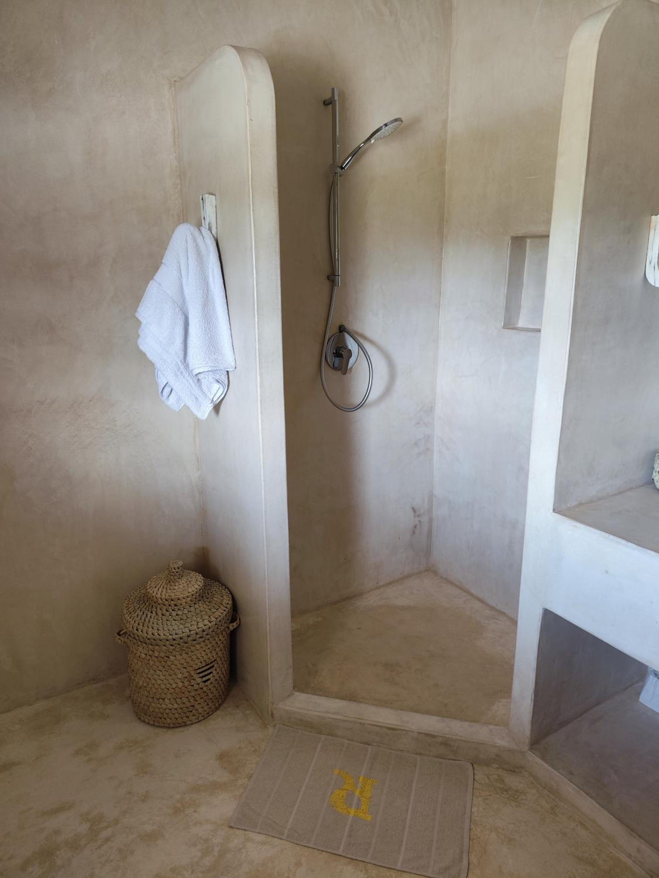 RiccArDella House Rafiki Tamu