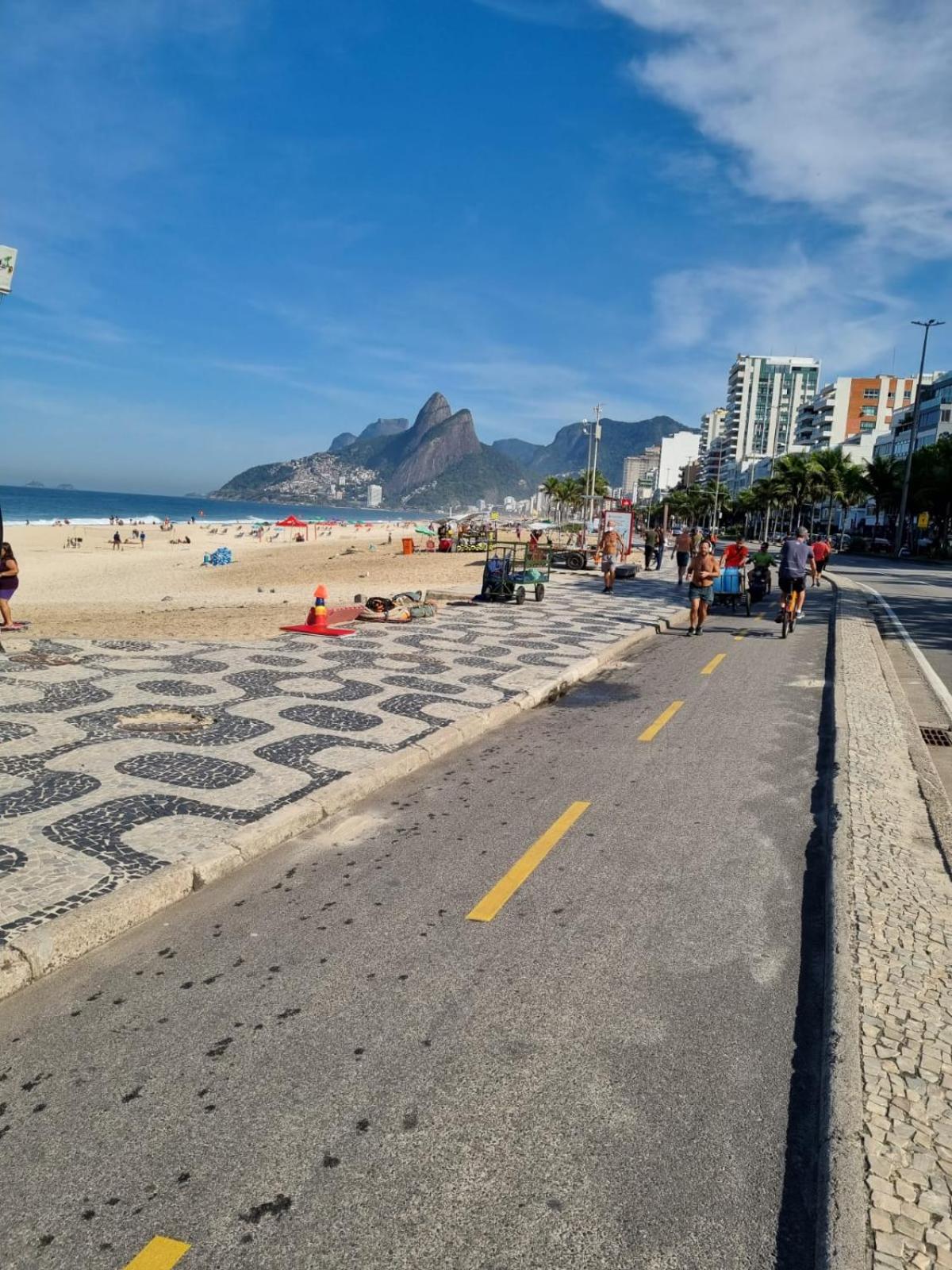SUÍTE c vista livre e pertíssima das PRAIAS IPANEMA LEBLON ARPOADOR COPACABANA e do CRISTO REDENTOR do BONDINHO PÃO DE AÇUCAR etc Chegando mais cedo que o 