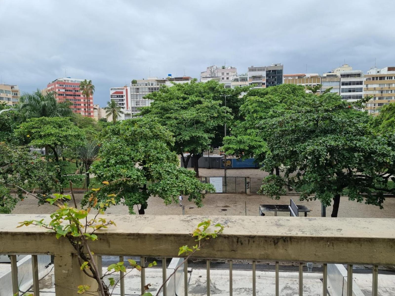SUÍTE c vista livre e pertíssima das PRAIAS IPANEMA LEBLON ARPOADOR COPACABANA e do CRISTO REDENTOR do BONDINHO PÃO DE AÇUCAR etc Chegando mais cedo que o 