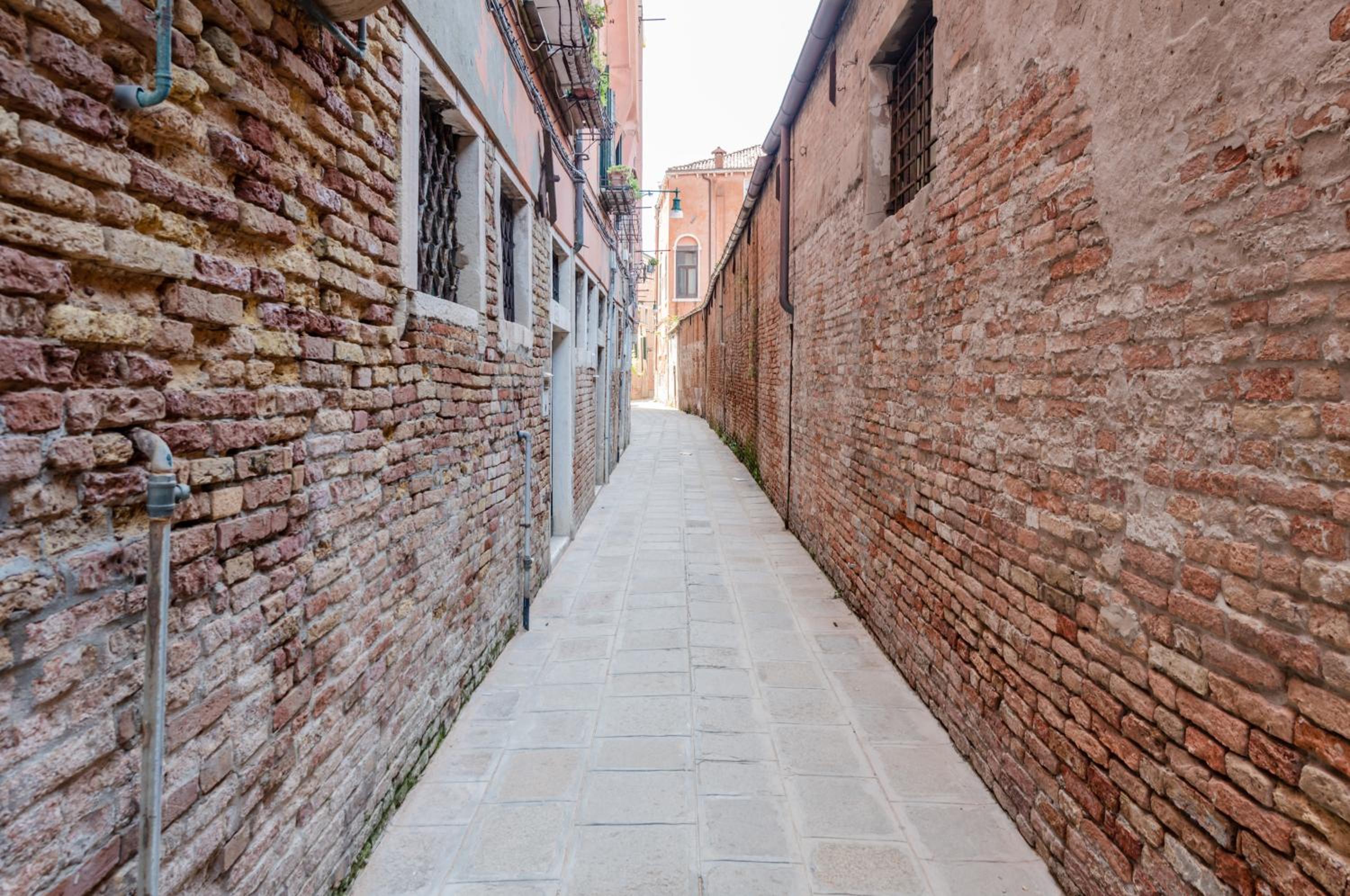 Lovely & Roomy Venetian Apartment x7!