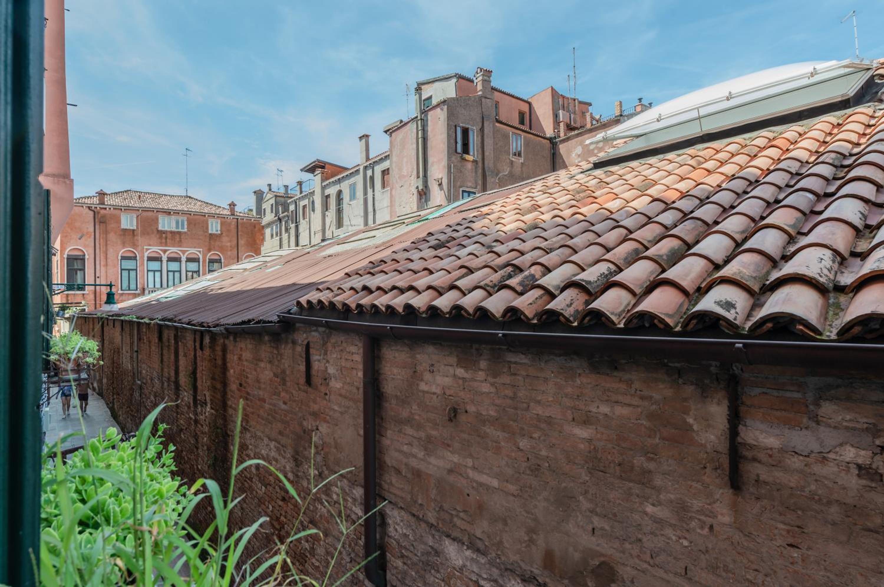 Lovely & Roomy Venetian Apartment x7!