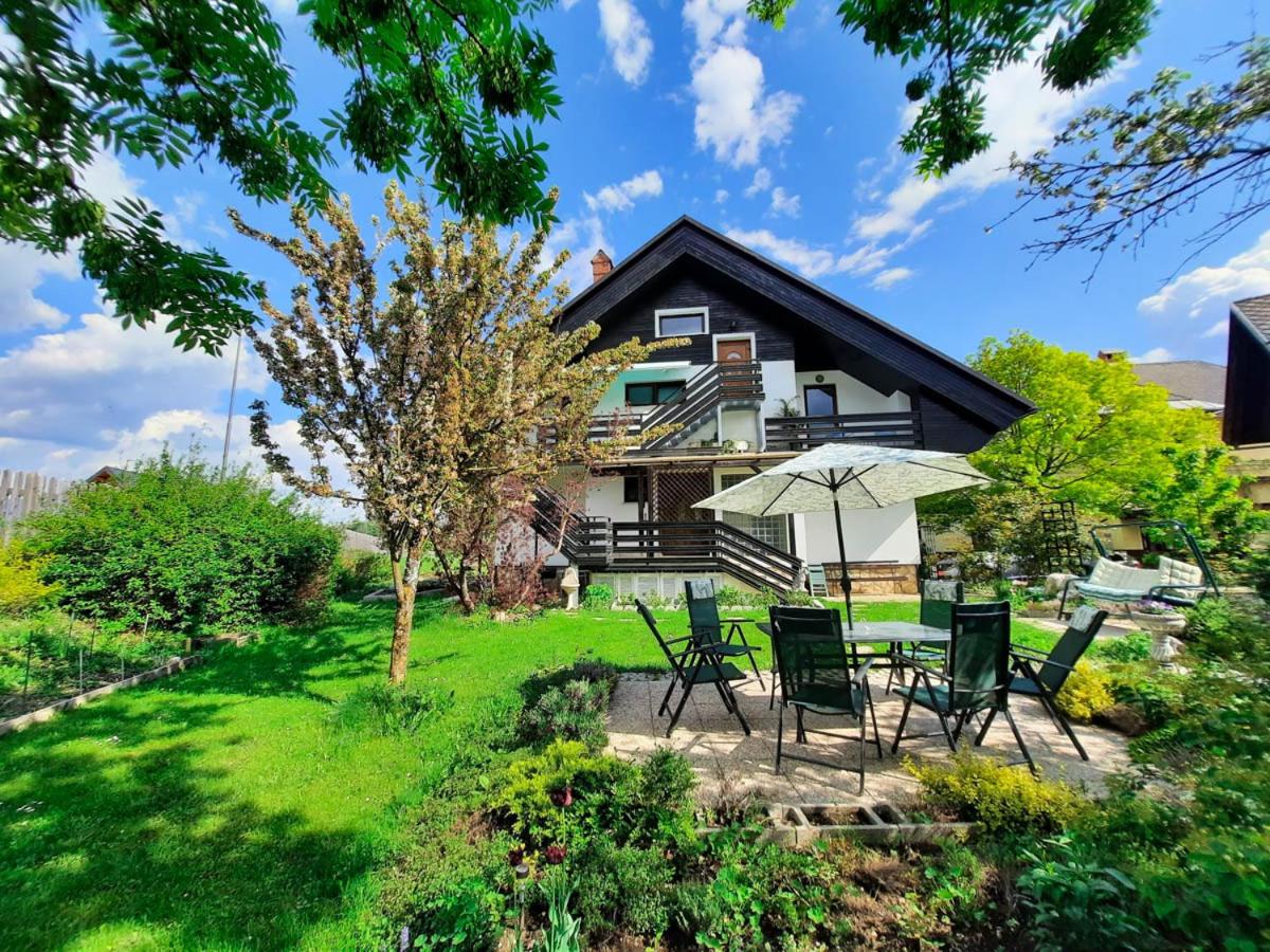 Deerwood-Large Villa relax with castle view view 3