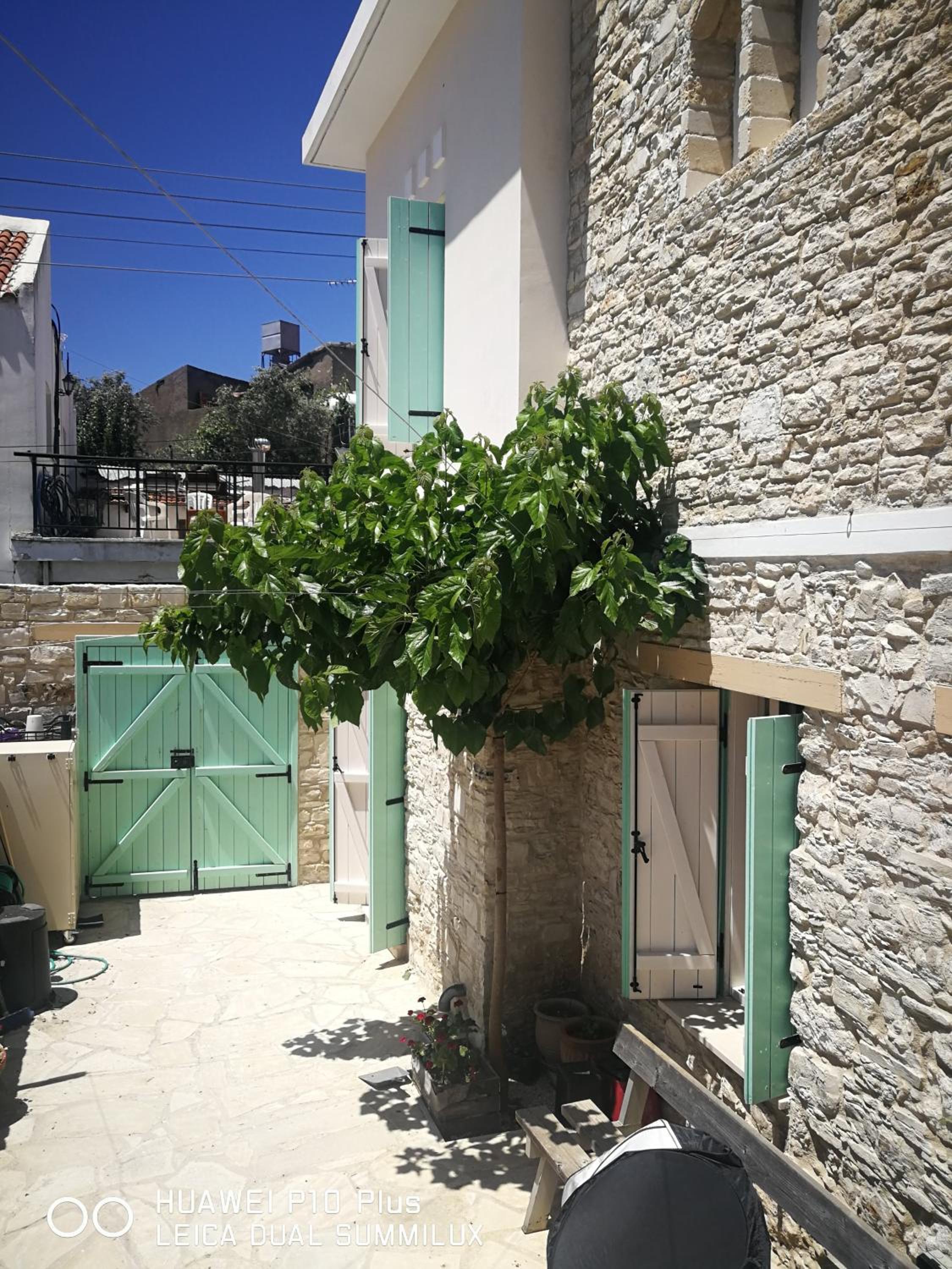 LAOUTARIS INN