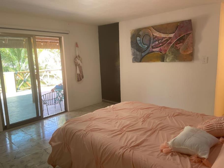 Casa con arte, mar y alberca view 3