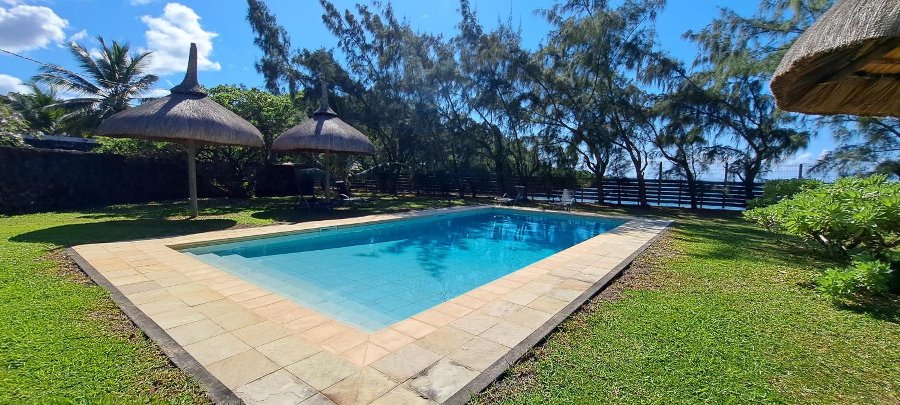 Serenity - Cheerful 2-Bedrooms Beachfront Villa. photo 2