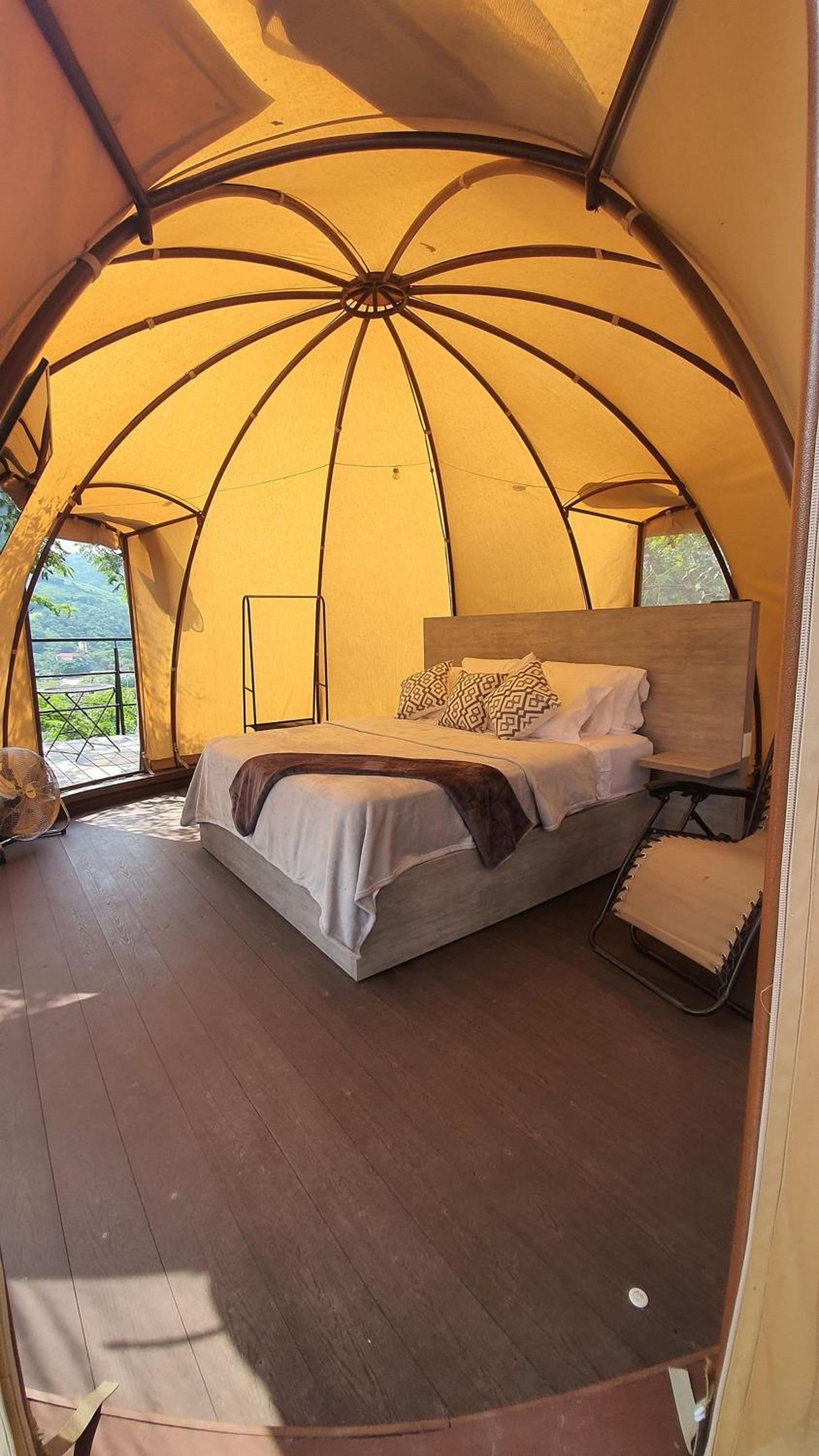 Romantic glamping at Vista Hermosa, enjoy nature in a private and cozy environment.