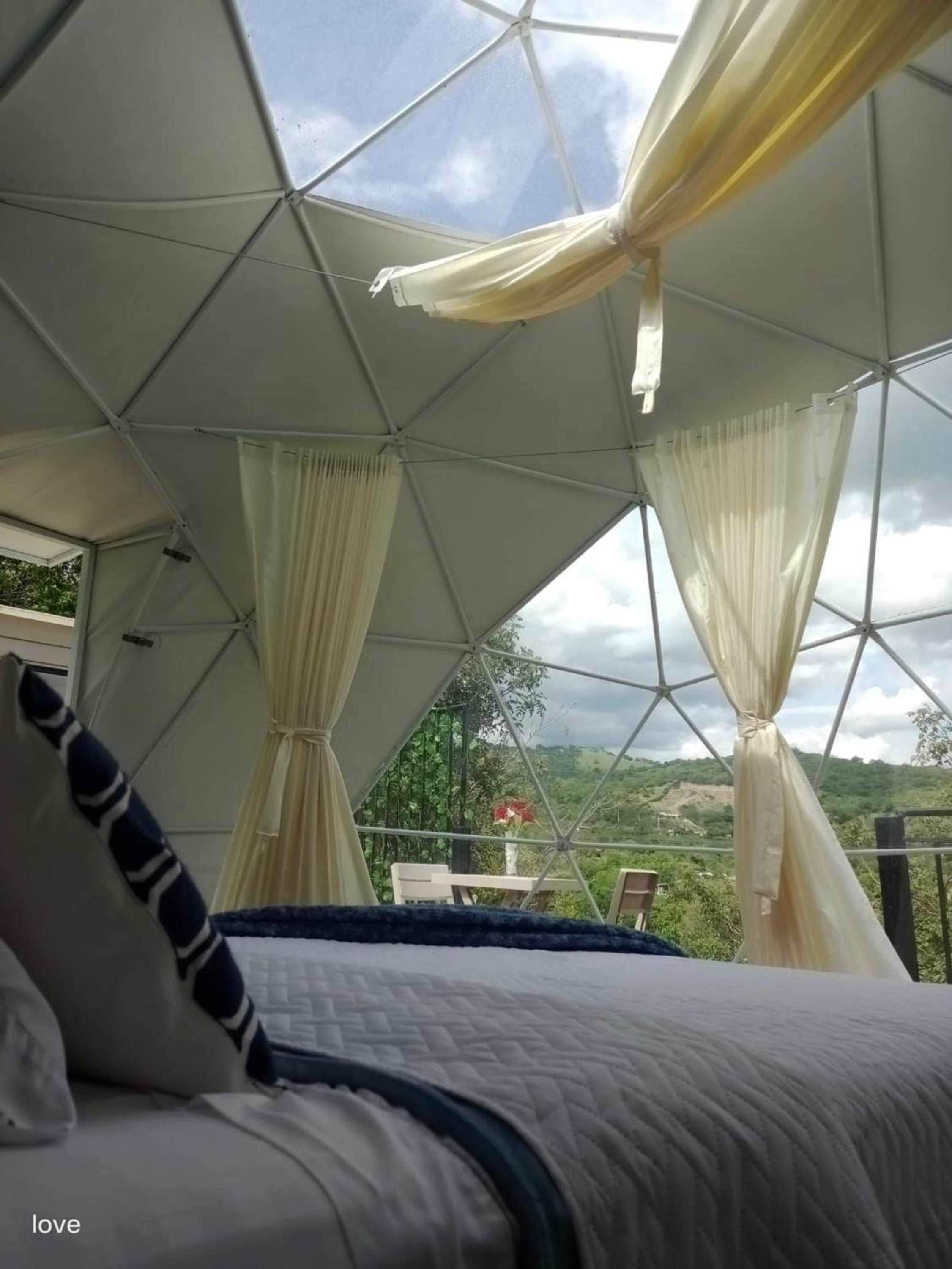 Romantic glamping at Vista Hermosa, enjoy nature in a private and cozy environment.