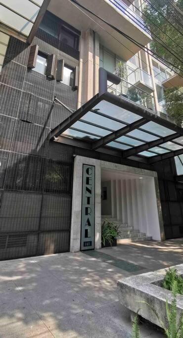 Modern Artist Apt., overlooking Parque Espana
